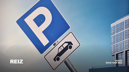 Parking sign near a city building — how to pay for parking in Ukraine