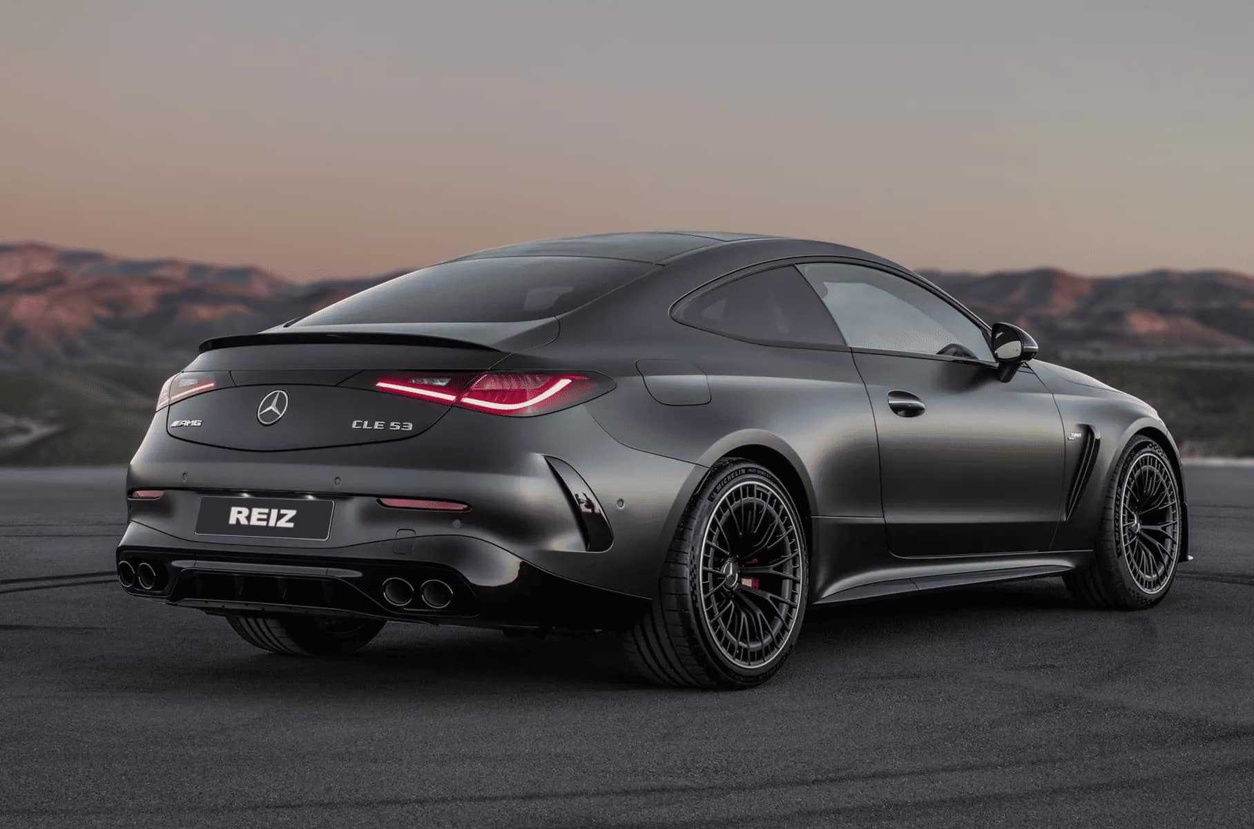 Mercedes на парковке — требуемый стаж вождения от 3 лет