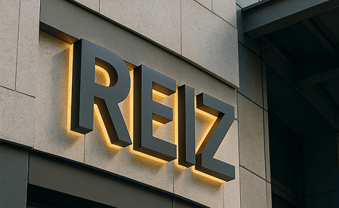 Логотип REIZ на фасаде здания — бренд проката автомобилей