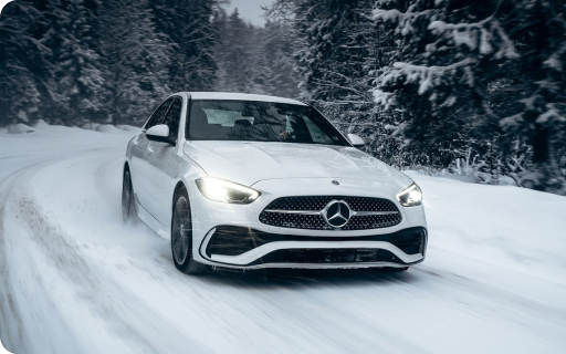 Mercedes на заснеженной дороге — идеальный подарок на зимние праздники